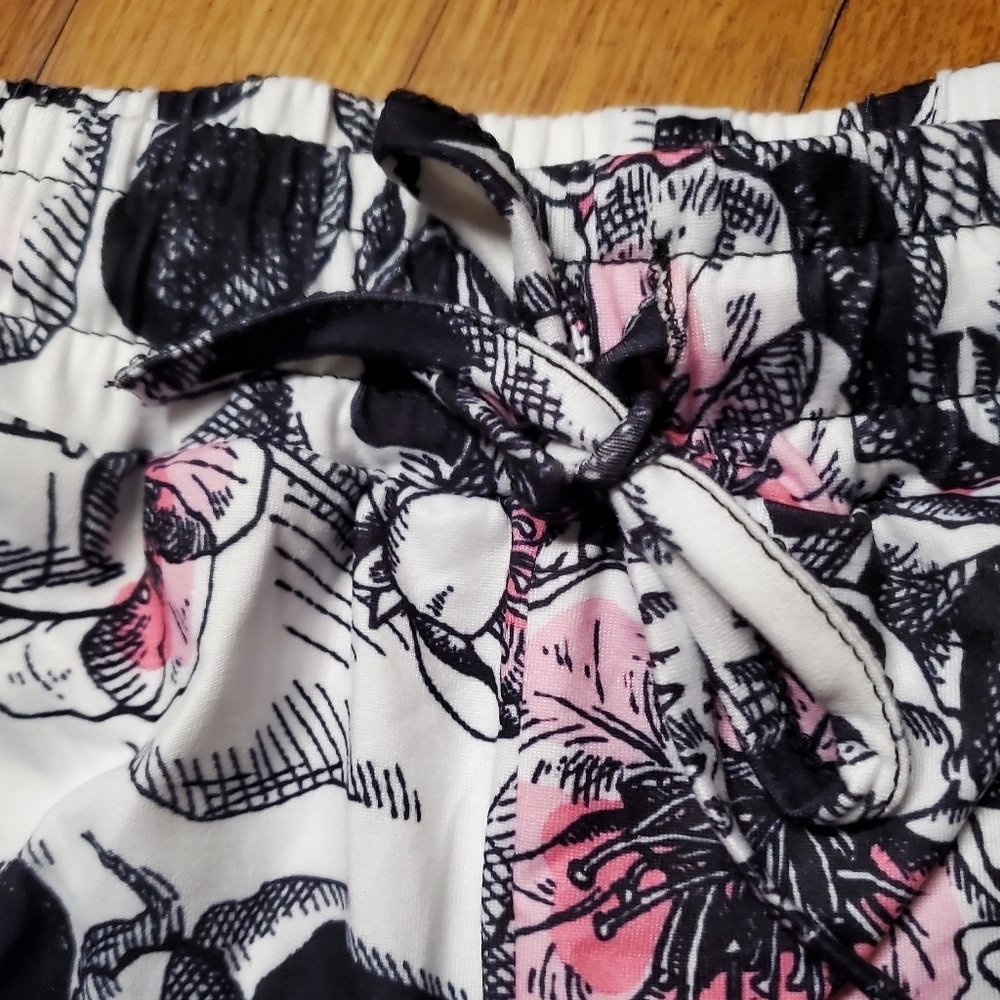 Skull and Flowers 💐 Shorts with Pockets - Picture 3 of 9